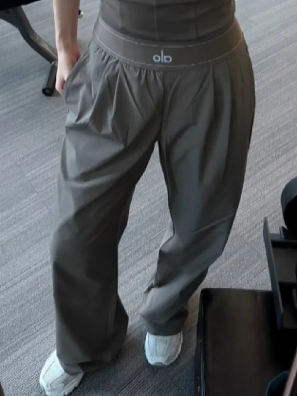 ALO Yoga NWT Suit Up Trouser Olive (Regular Limited)🎄💚